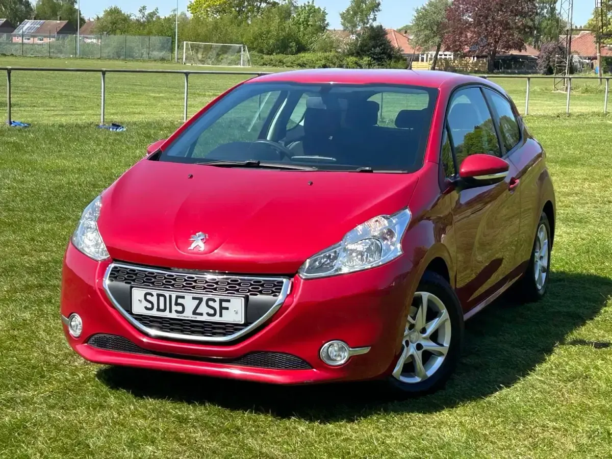 Używany Peugeot 208 Active 2015 Czerwony Hatchback