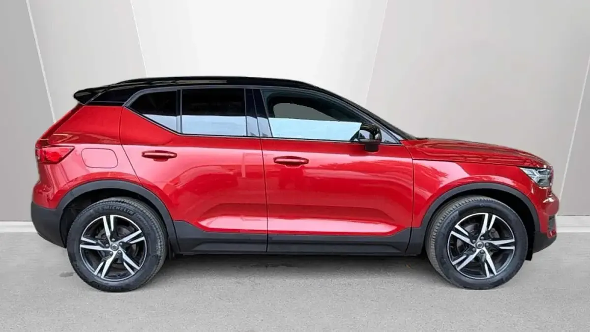 Used Volvo XC40 R-Design 161 HP (118 kW) 2022 Red SUV