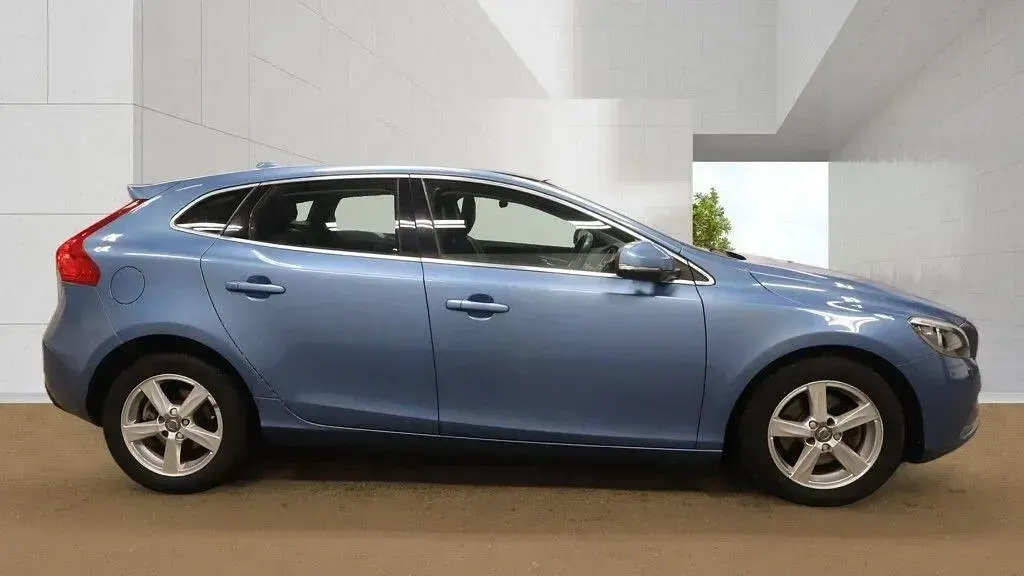 Gebraucht Volvo V40 SE 2015 Blau Kleinwagen