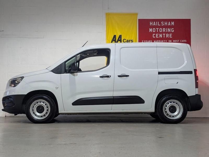 Used Vauxhall Combo 100 HP (73 kW) 2022 White MPV