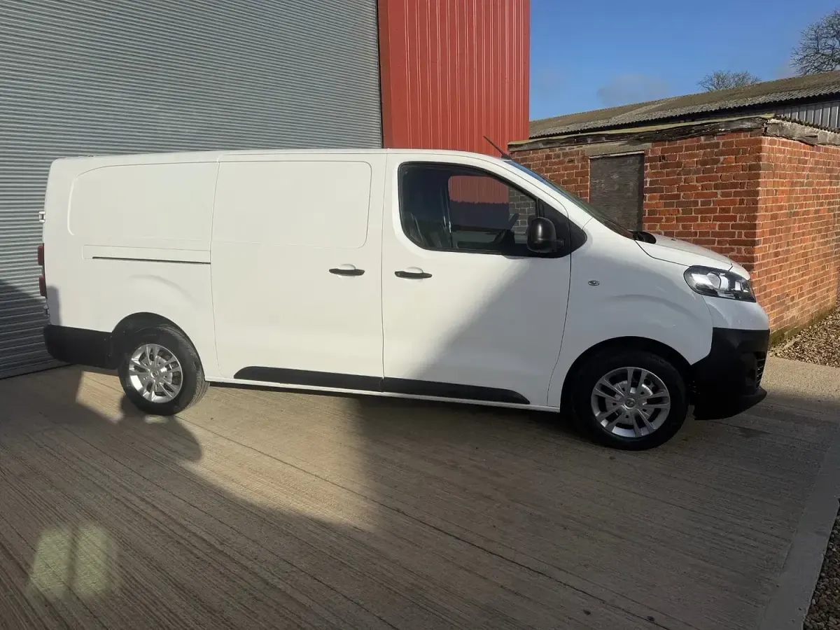Used Vauxhall Vivaro 100 HP (73 kW) 2021 White MPV