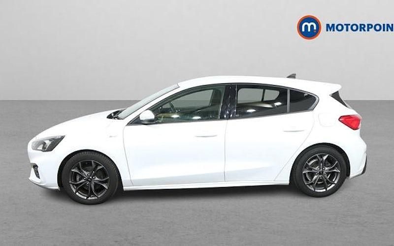 Used Ford Focus ST-Line 125 HP (91 kW) 2021 White Hatchback