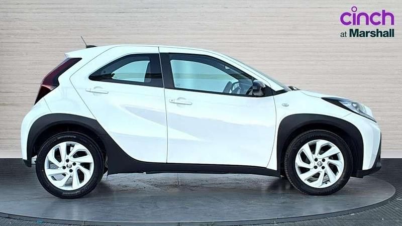 Used Toyota Aygo X PURE 72 HP (52 kW) 2022 White SUV
