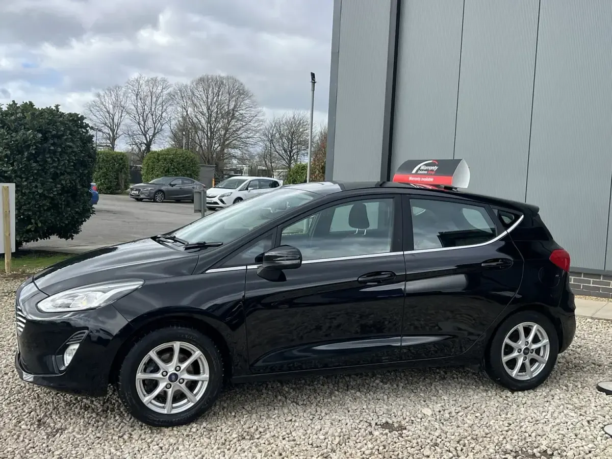 Usado Ford Fiesta Zetec 70 CV (51 kW) 2018 Negro Utilitario