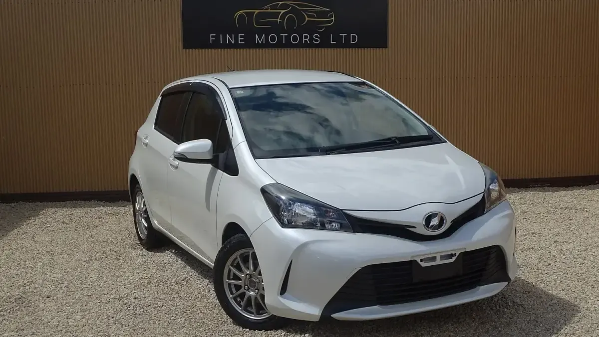 Used Toyota Yaris Design 99 HP (72 kW) 2015 White Hatchback