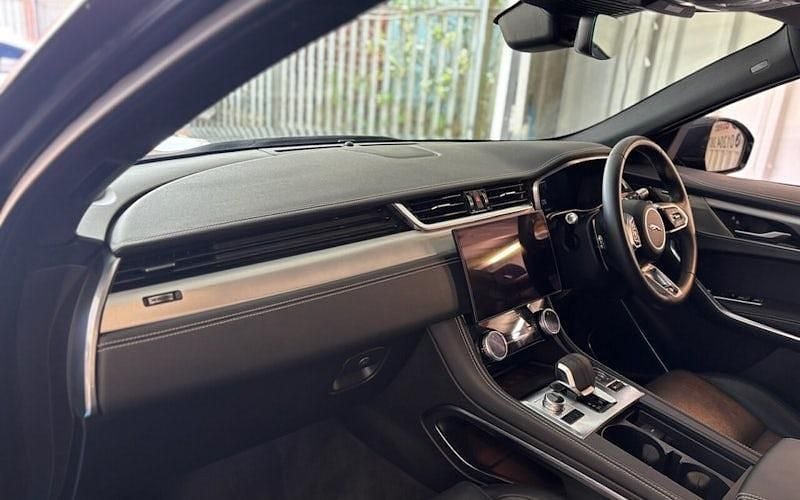 Begagnad Jaguar F-Pace R-Dynamic 404 HK (297 kW) 2022 Svart SUV