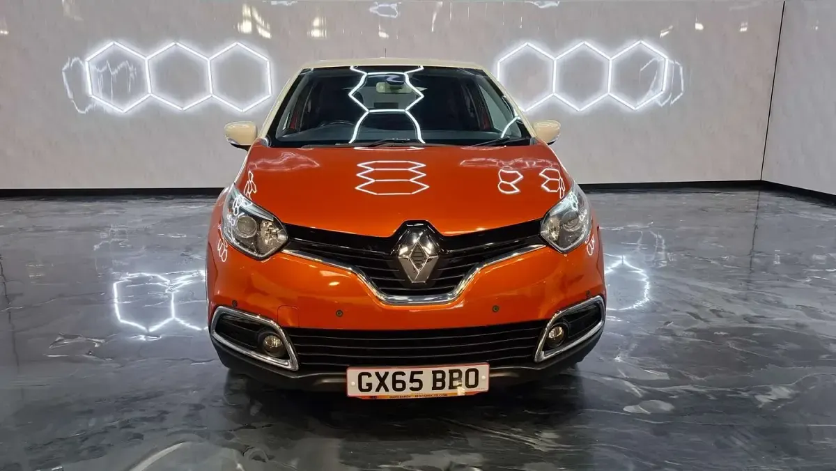 Used Renault Captur Dynamique 120 HP (88 kW) 2015 Orange/cream SUV
