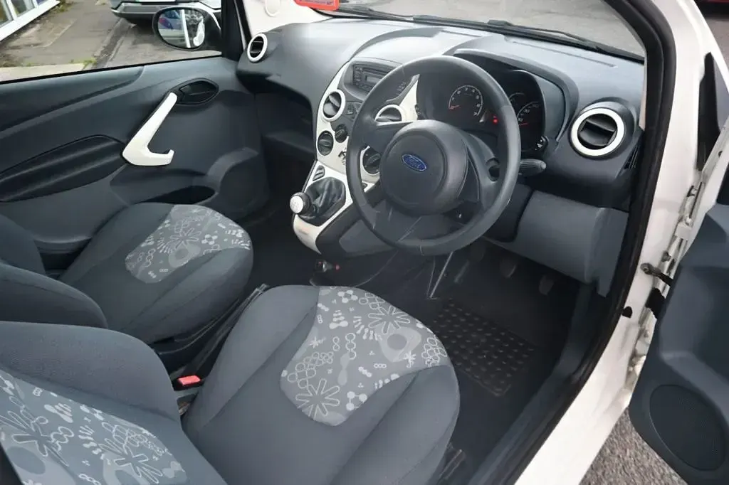 Used Ford Ka S 69 HP (50 kW) 2011 White Hatchback