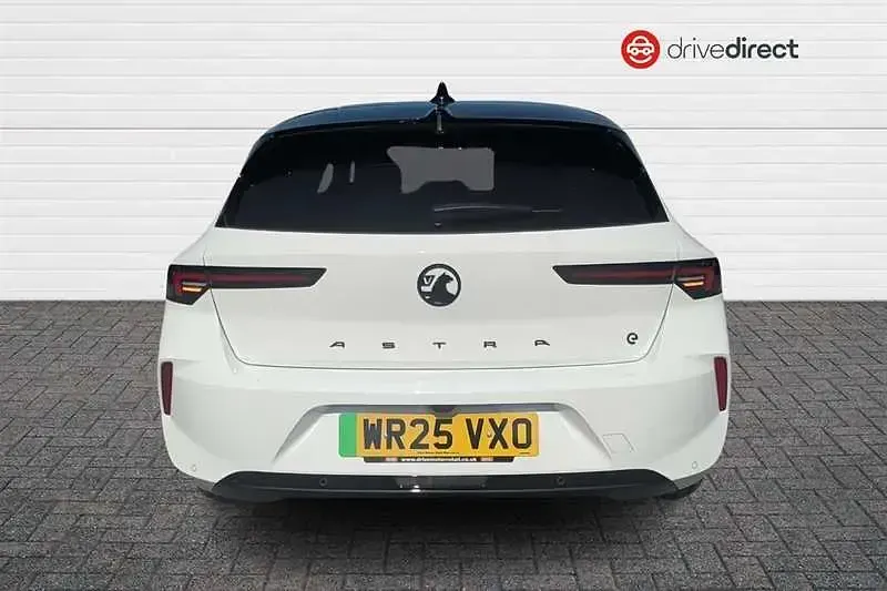 Used Vauxhall Astra Ultimate 114 kW (156 HP) 2025 White Hatchback