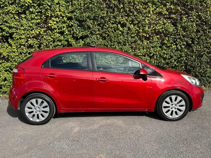 Usado Kia Rio 85 CV (62 kW) 2012 Rojo Utilitario