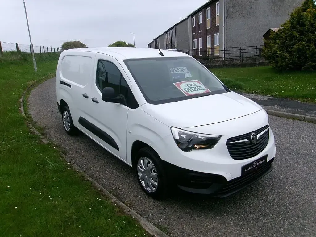 Used Vauxhall Combo 100 HP (73 kW) 2021 White MPV