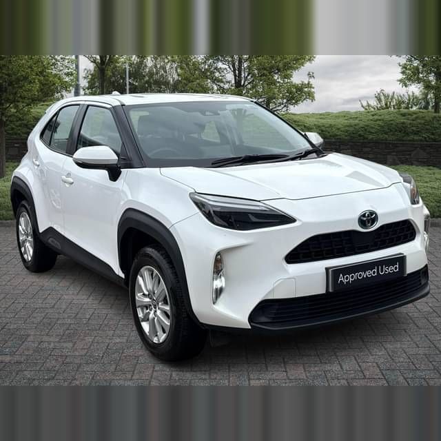White Used 2024 Toyota Yaris Hybrid Estate | £21,673 (Good price) - Image 1/4