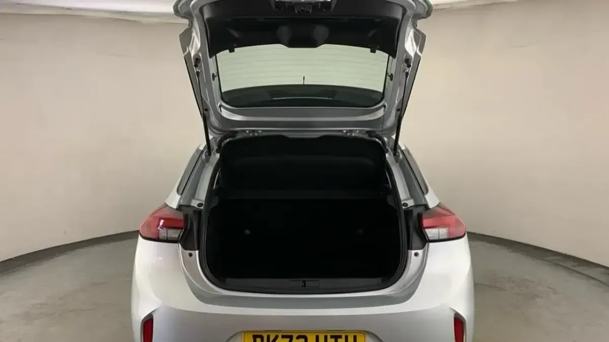 Usado Vauxhall Corsa Design Edition 74 HP (54 kW) 2023 Cinzento Citadino