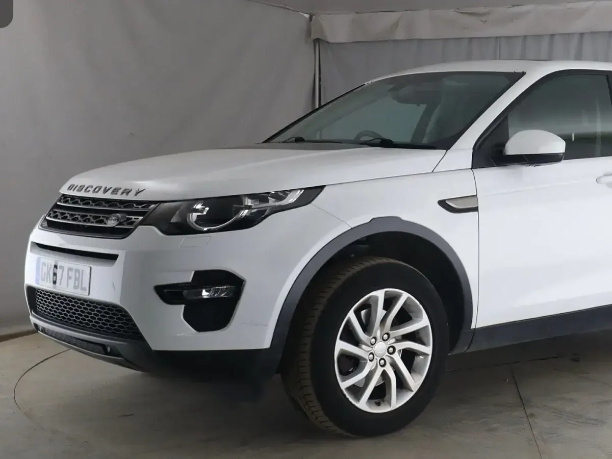Used Land Rover Discovery 5 SE 2017 White SUV