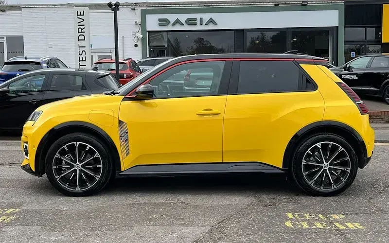 New Renault 5 E-Tech Iconic 110 kW (150 HP) 2026 Hatchback