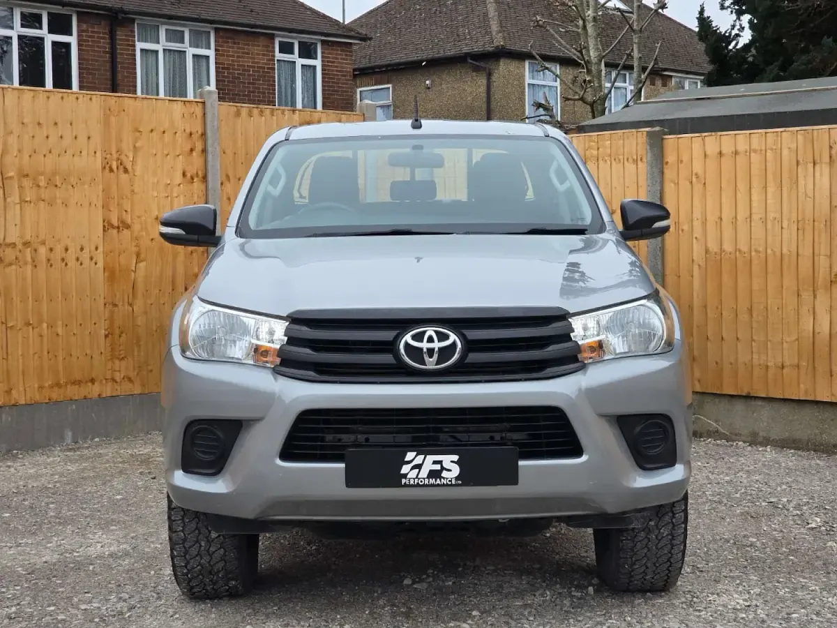 Used Toyota HiLux Active 150 HP (110 kW) 2017 Silver Pickup