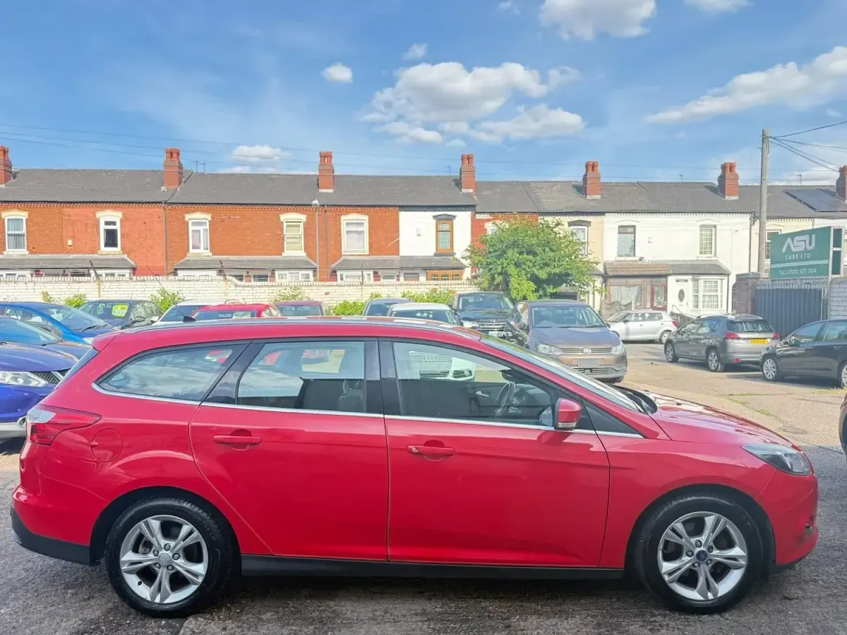 Used Ford Focus Zetec 125 HP (91 kW) 2012 Red Estate