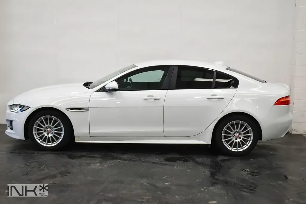 Używany Jaguar XE R-Sport 180 KM (132 kW) 2017 Biały Sedan/Limuzyna