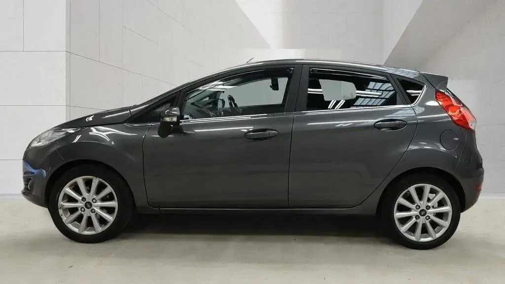Begagnad Ford Fiesta Titanium 2017 Grå Halvkombi