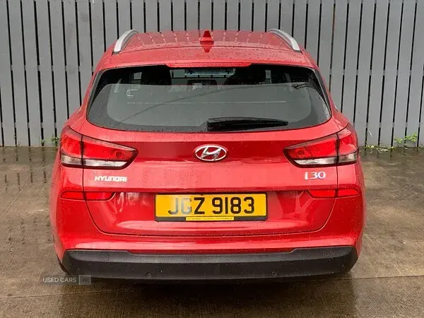 Used Hyundai i30 SE 110 HP (80 kW) 2018 Red Estate