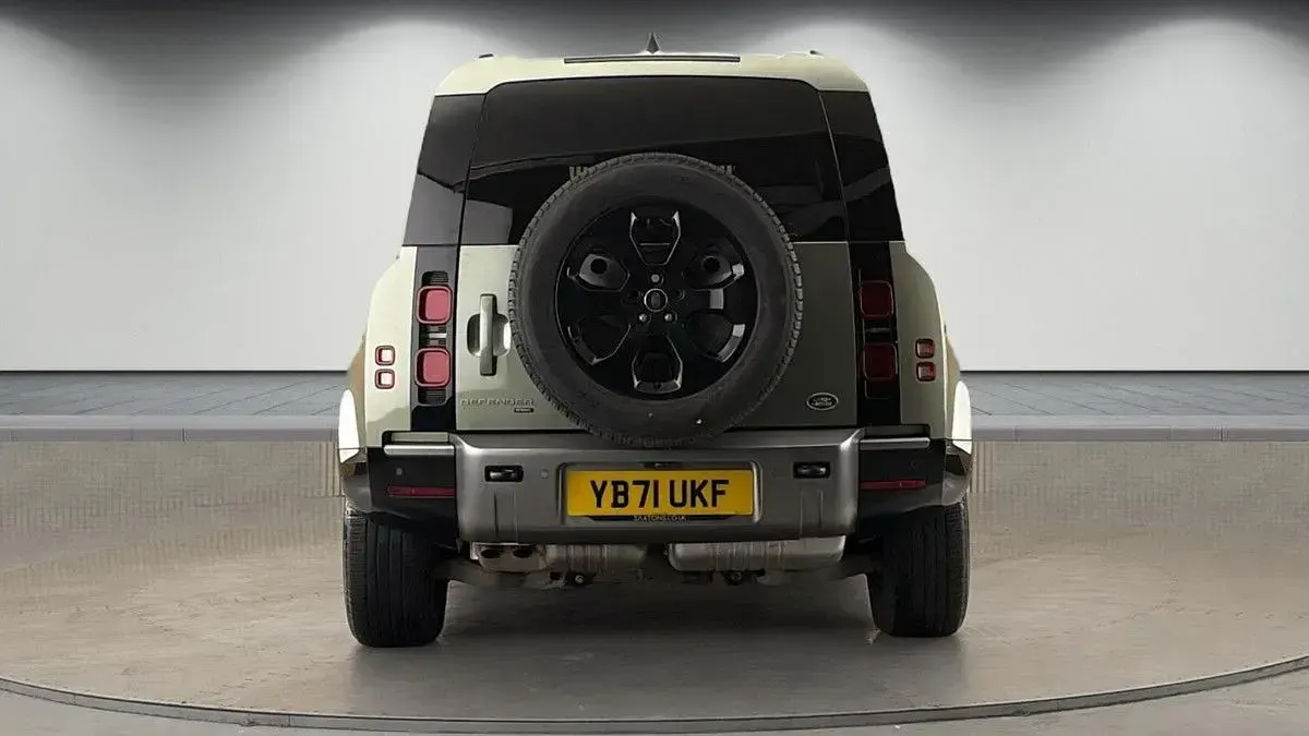 Used Land Rover Defender SE Dynamic 300 HP (220 kW) 2021 Pangea green SUV