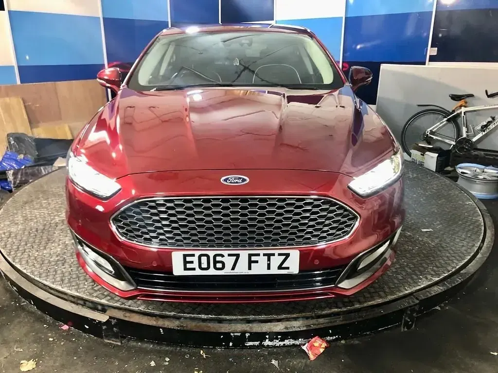 Usado Ford Mondeo Vignale 240 CV (176 kW) 2017 Rojo Utilitario