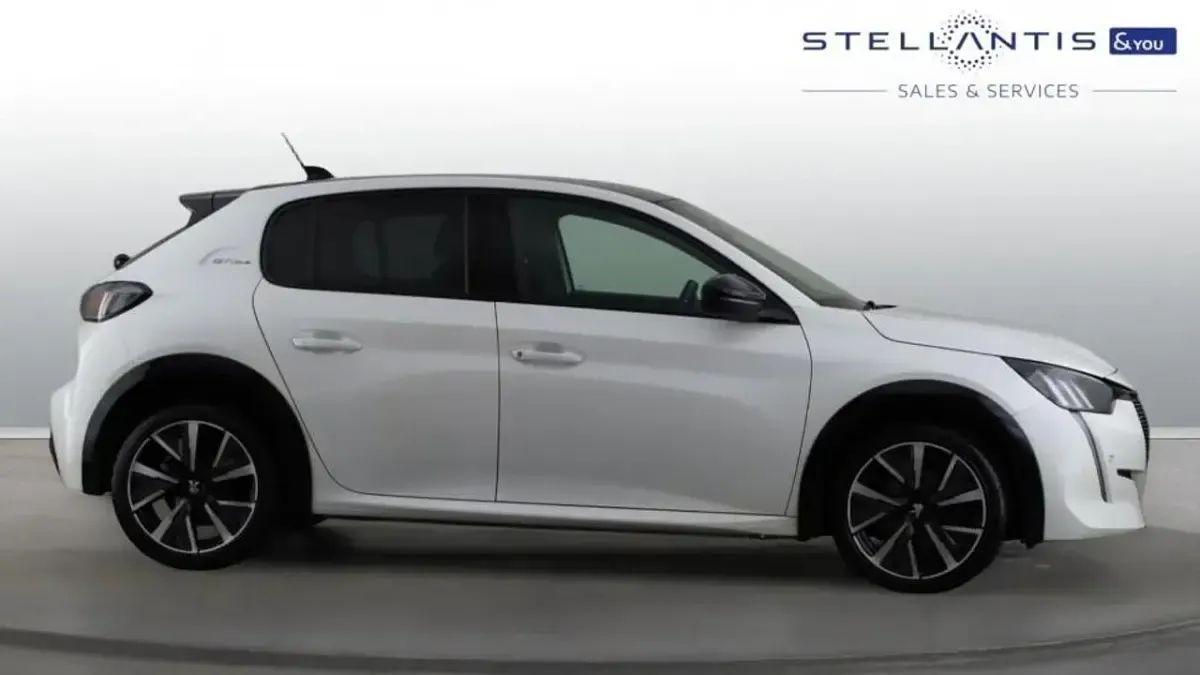 Used Peugeot 208 GT-line 99 HP (72 kW) 2020 White Hatchback
