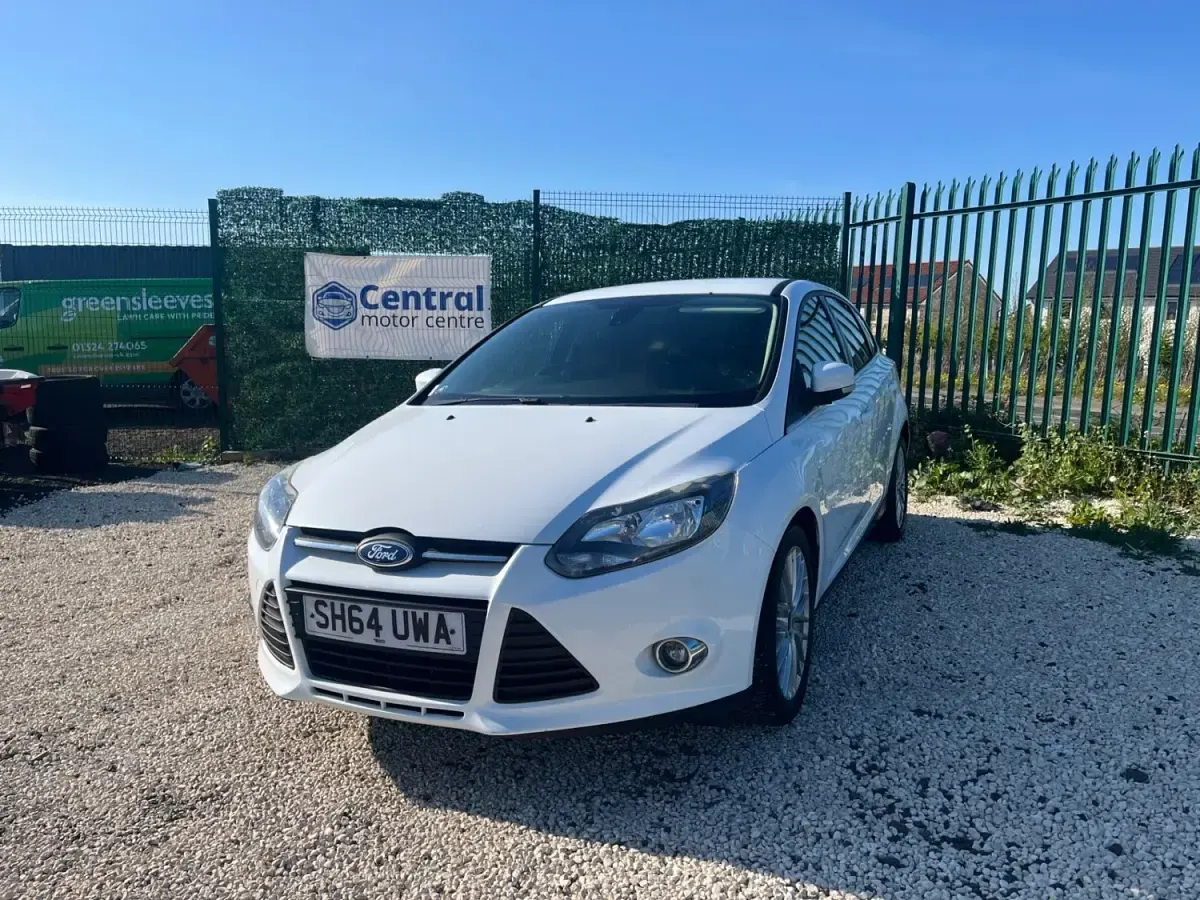 Begagnad Ford Focus Zetec 2014 Vit Halvkombi