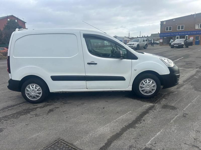 Used Citroën Berlingo 75 HP (55 kW) 2016 White MPV