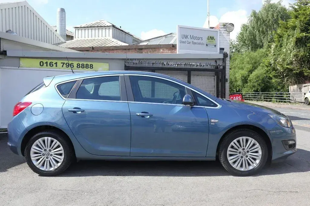 Used Vauxhall Astra Excite 110 HP (80 kW) 2014 Blue Hatchback