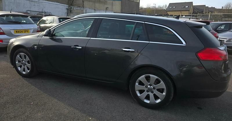 Used Vauxhall Insignia 160 HP (117 kW) 2013 Grey Estate