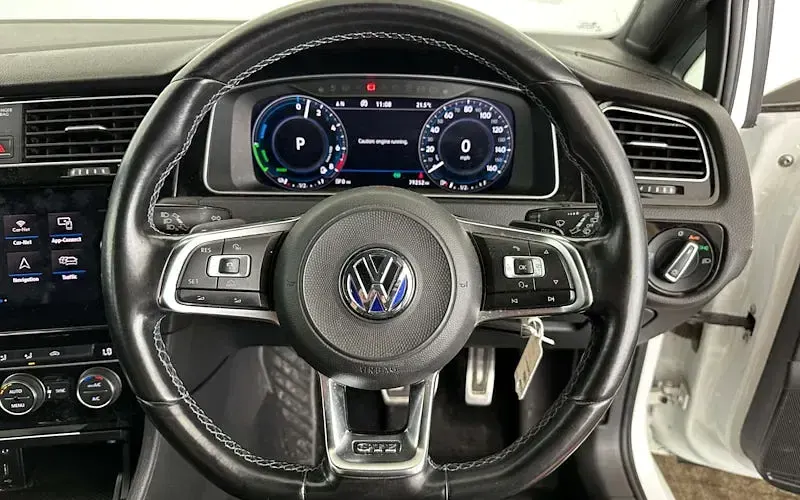 Used VW Golf VII GTE 204 HP (150 kW) 2018 White Hatchback