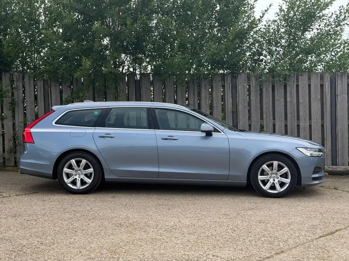 Used Volvo V90 Momentum 187 HP (137 kW) 2017 Blue Estate