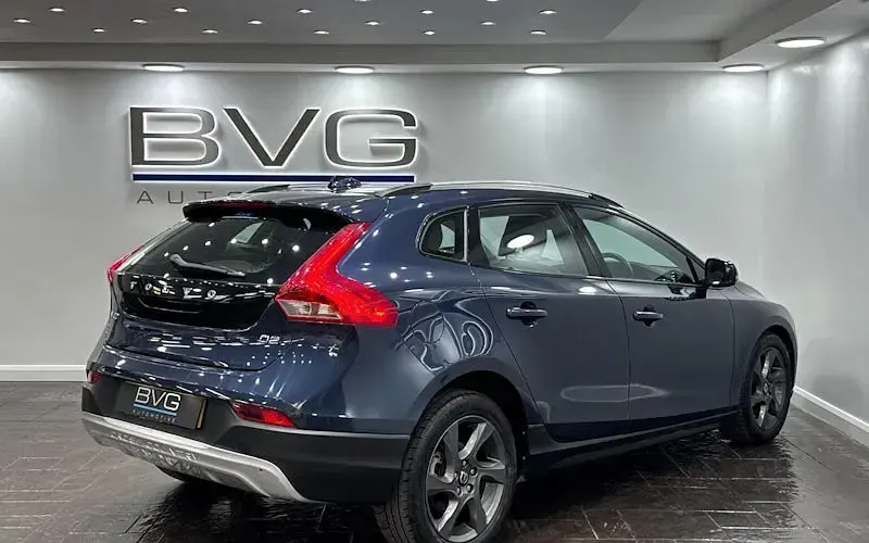 Used Volvo V40 114 HP (83 kW) 2014 Blue Hatchback