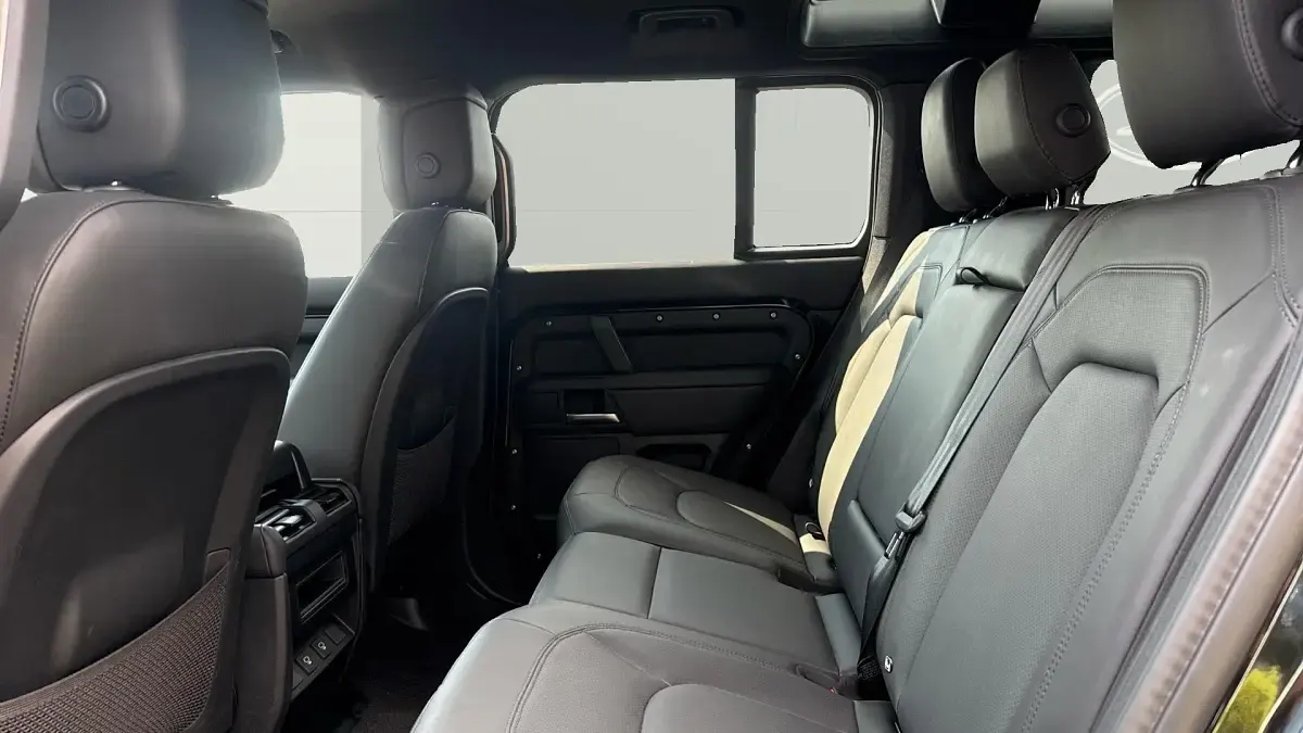 Used Land Rover Defender HSE Dynamic 249 HP (183 kW) 2025 Santorini black SUV