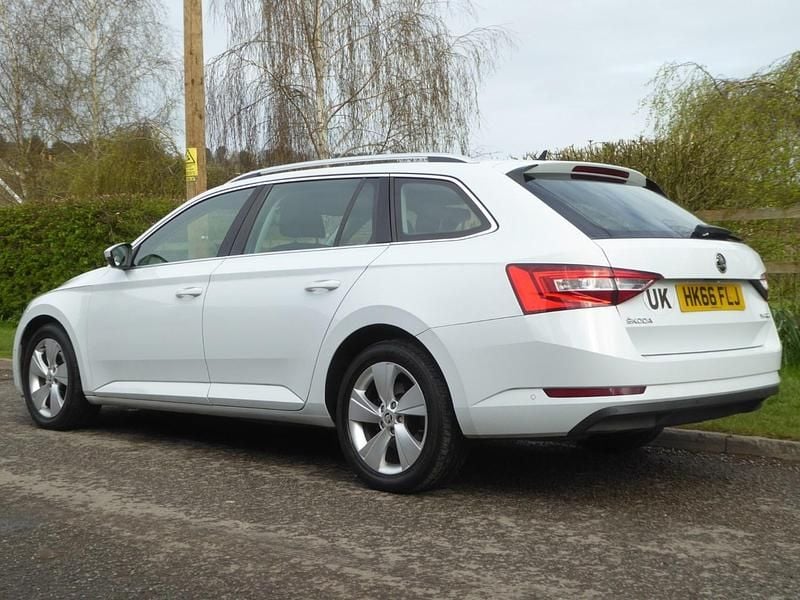 Used Skoda Superb SE 150 HP (110 kW) 2016 White Estate