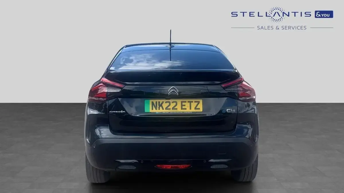 Begagnad Citroën e-C4 98 kW (134 HK) 2022 Svart Halvkombi