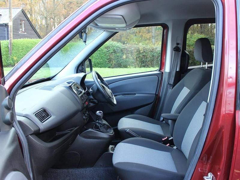 Used Fiat Doblò Lounge 95 HP (69 kW) 2017 Red MPV