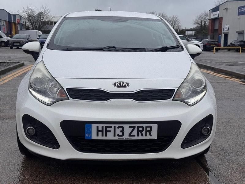Begagnad Kia Rio 107 HK (78 kW) 2013 Vit Halvkombi