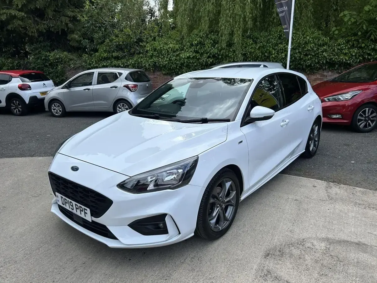 Używany Ford Focus ST-Line 125 KM (91 kW) 2019 Biały Hatchback