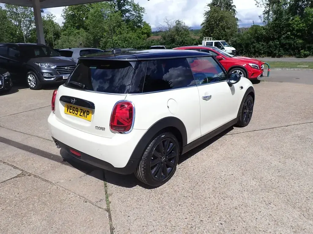 Used Mini Cooper Classic 136 HP (100 kW) 2020 White Hatchback