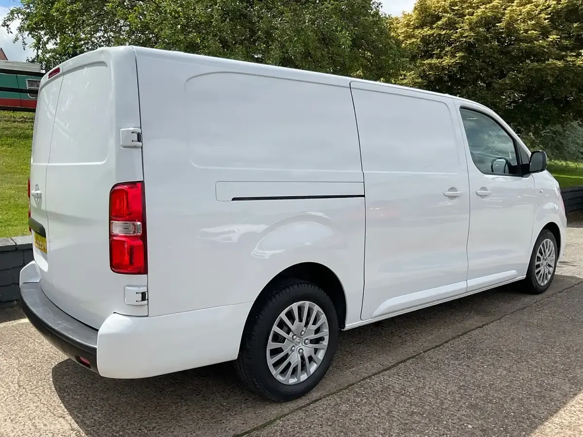 Used Vauxhall Vivaro 100 HP (73 kW) 2023 White MPV