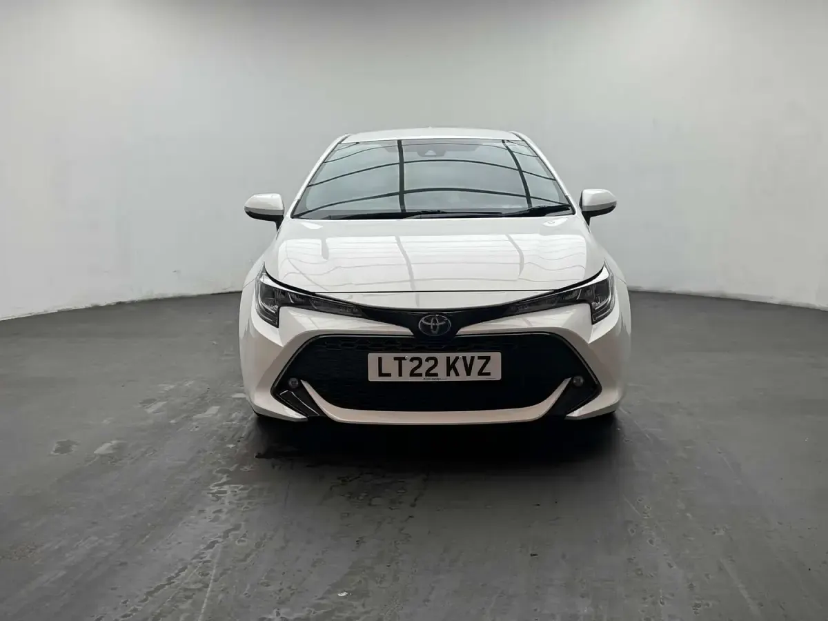 Used Toyota Corolla 120 HP (88 kW) 2022 White Hatchback