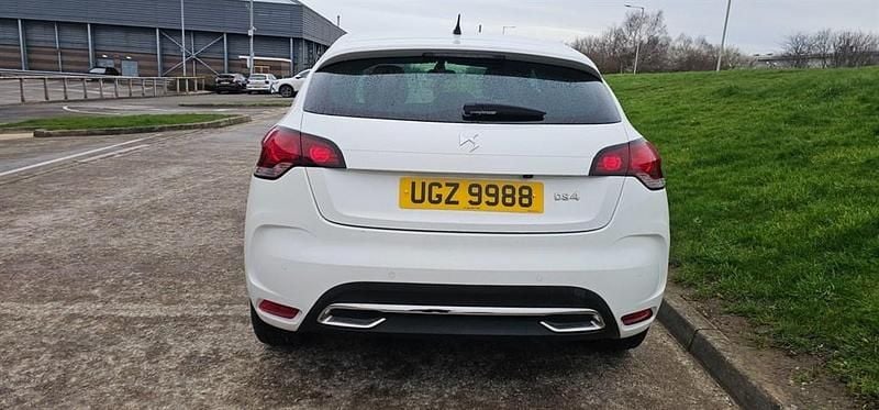 Usado DS Automobiles DS4 Prestige 120 CV (88 kW) 2016 Blanco Utilitario
