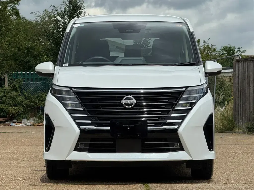 Used Nissan Serena 2025 White MPV
