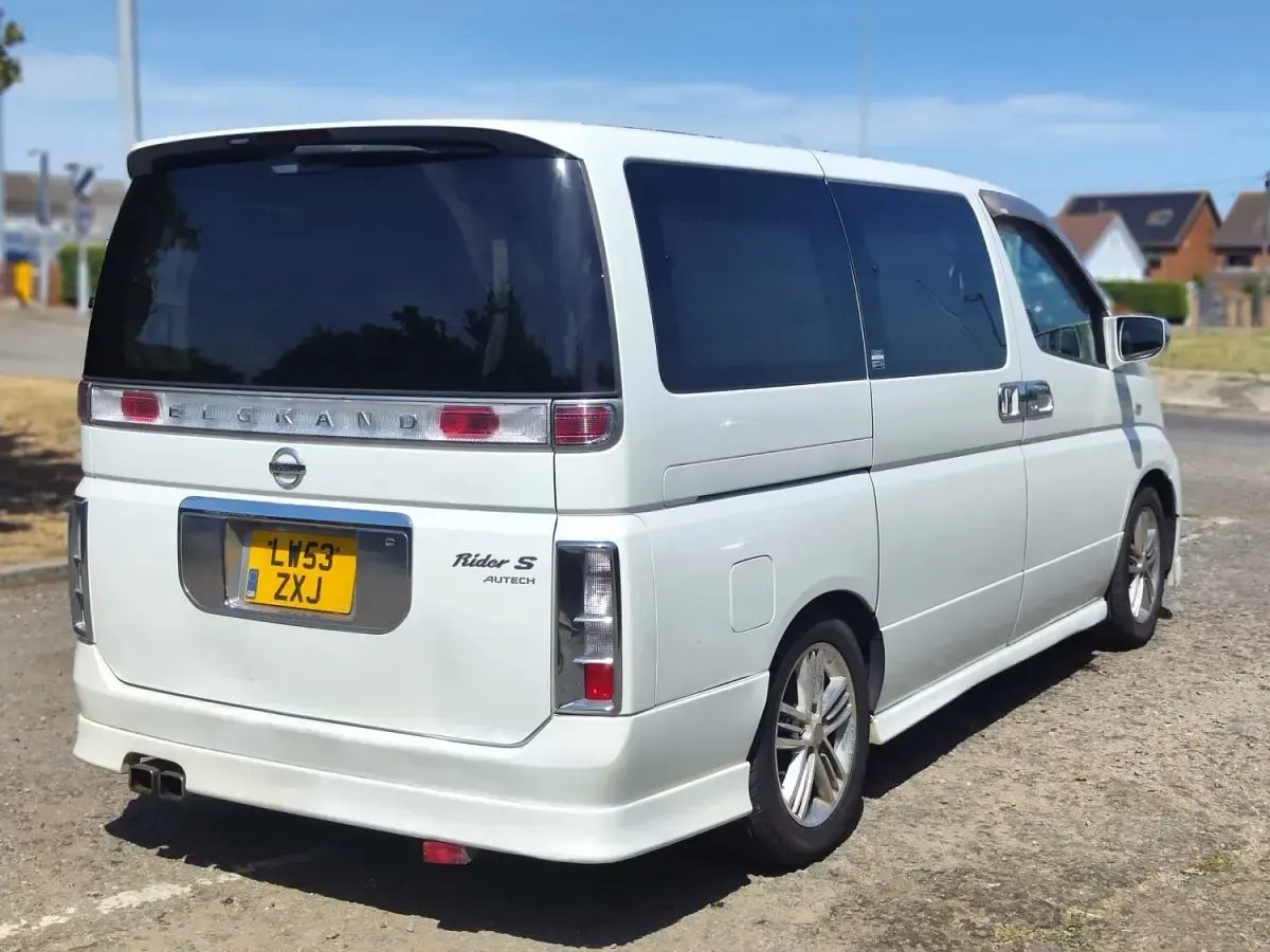 Used Nissan Elgrand S 2018 White MPV