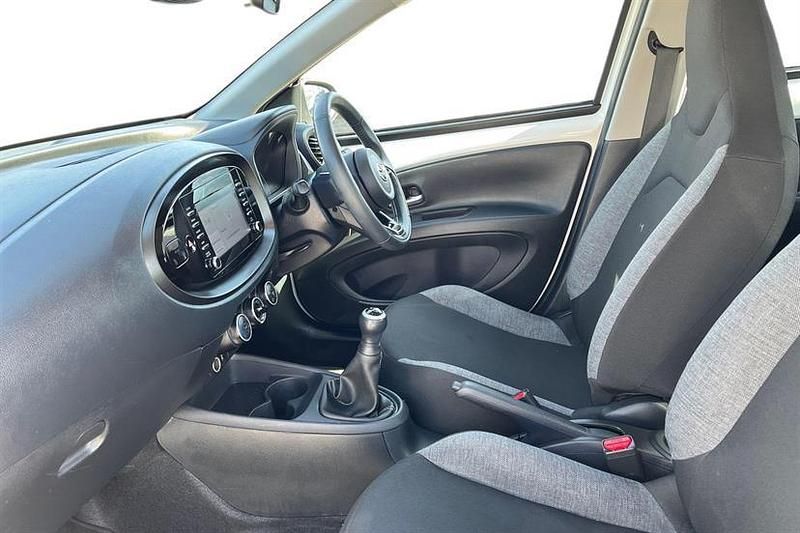 Used Toyota Aygo X PURE 72 HP (52 kW) 2023 White SUV