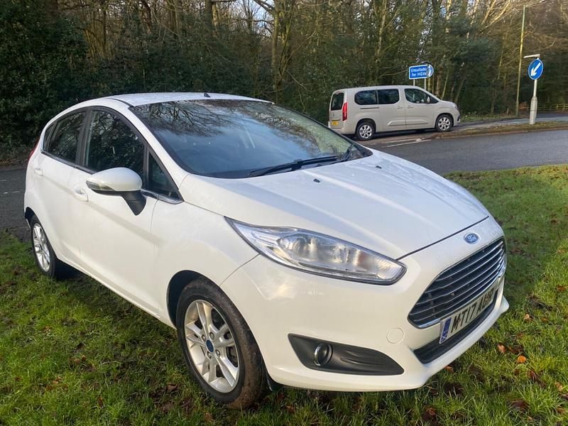 Usado Ford Fiesta Zetec 2017 Branco Citadino