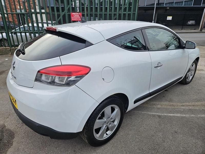 Used Renault Mégane Coupé Dynamique 110 HP (80 kW) 2011 White Coupe