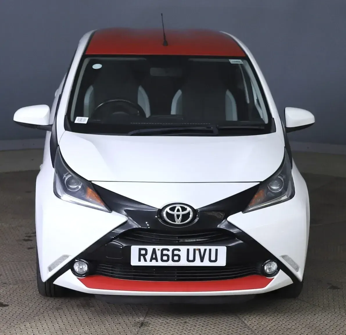 Used Toyota Aygo x-press 69 HP (50 kW) 2017 White Hatchback